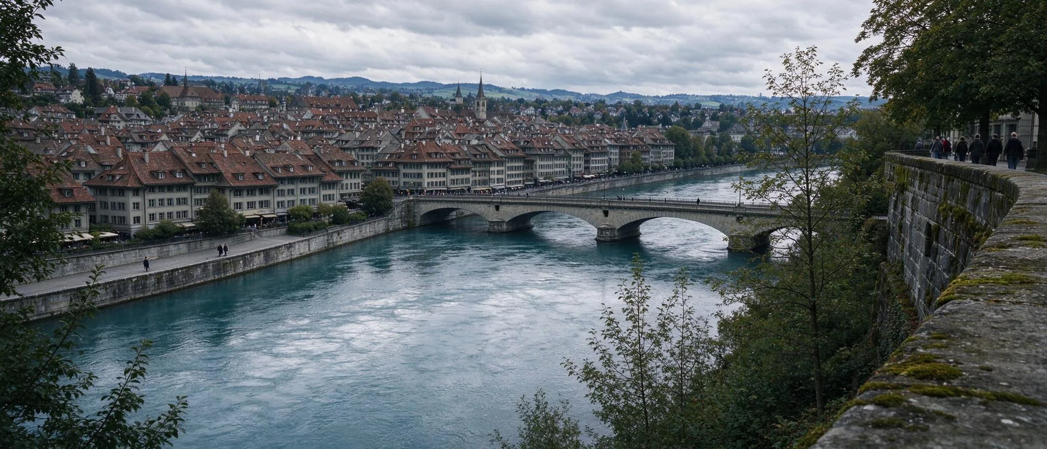 Dokumentarische Ansicht über die Stadt Bern im ruhigen Tageslicht.
