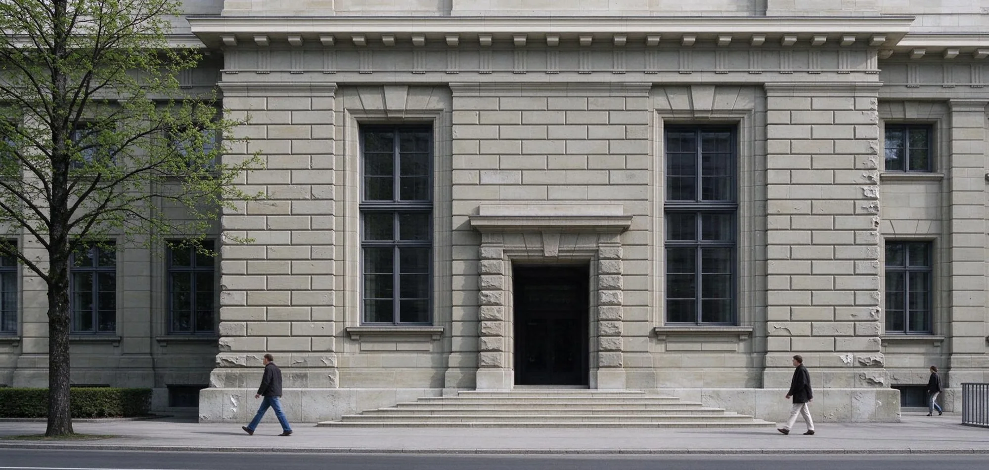 Repräsentative Berner Stadthausfassade mit Natursteinstruktur an der Strasse.