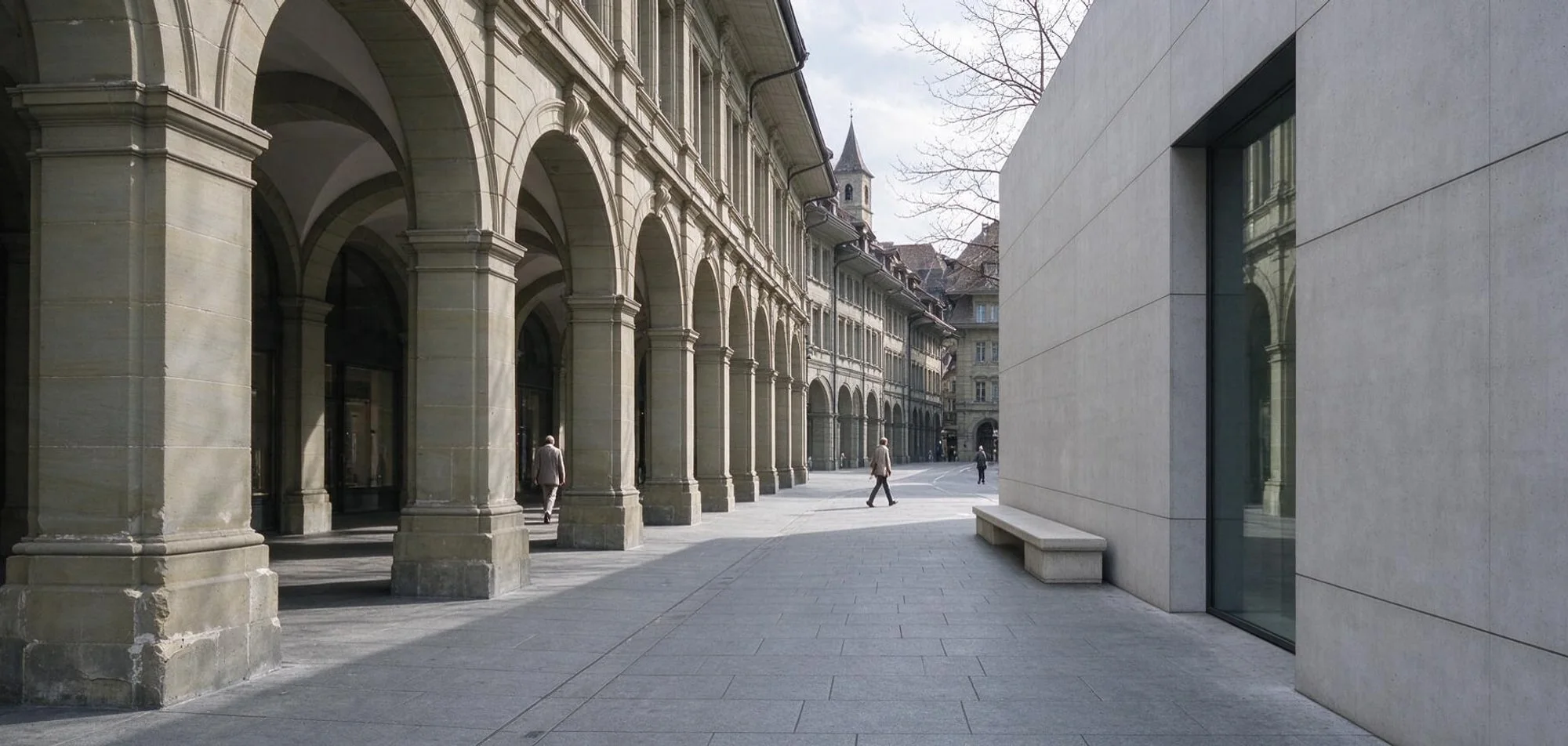 Moderne Berner Architektur mit ruhiger Linienführung im diffusen Tageslicht.