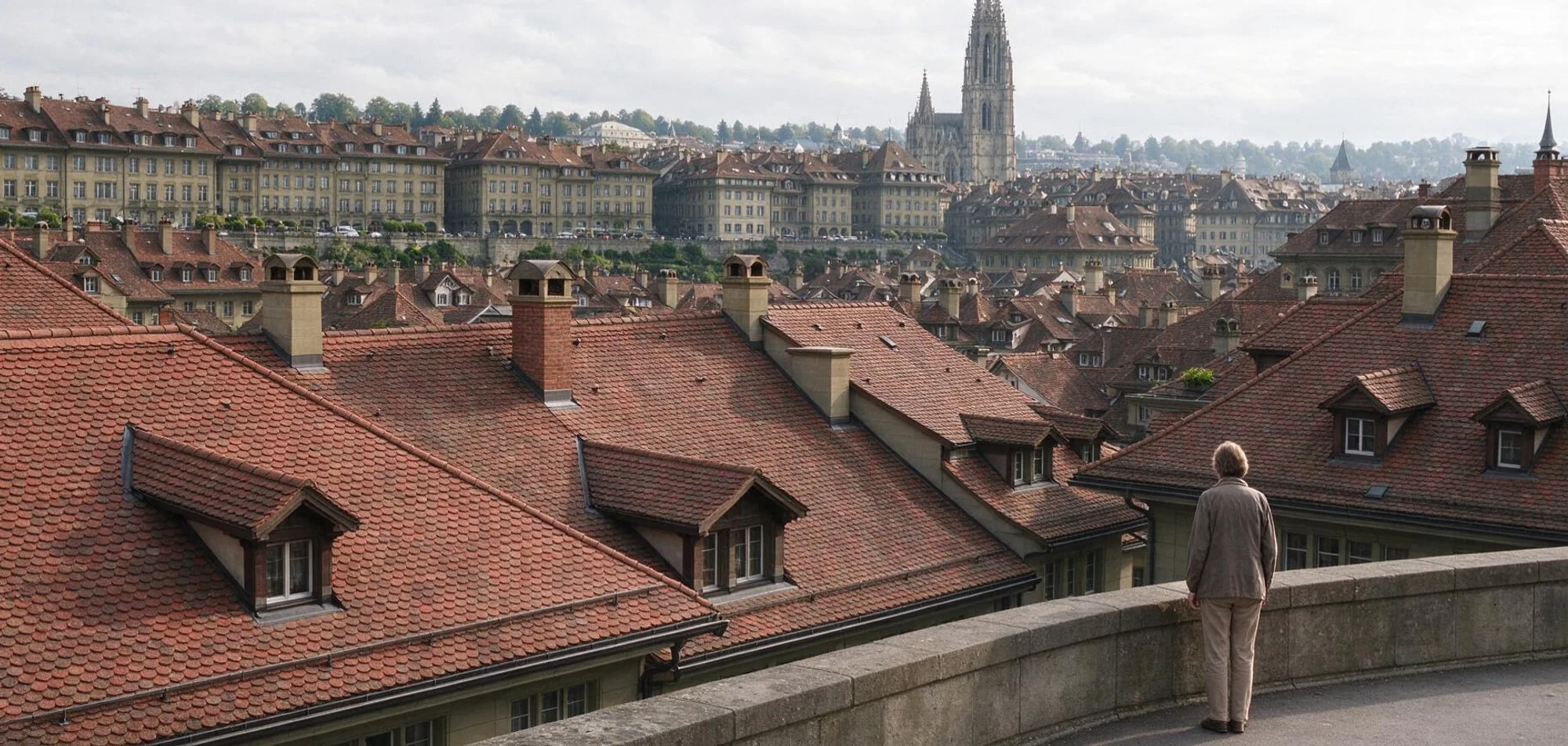 Blick über die Dächer der Berner Altstadt im ruhigen Vormittagslicht.